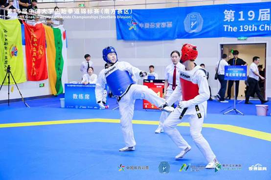 图片包含 院子, 球, 男人, 蓝色 AI 生成的内容可能不正确。