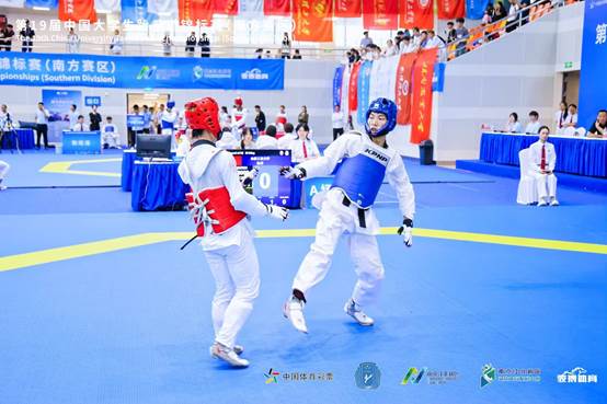 图片包含 播放器, 男人, 球, 水 AI 生成的内容可能不正确。