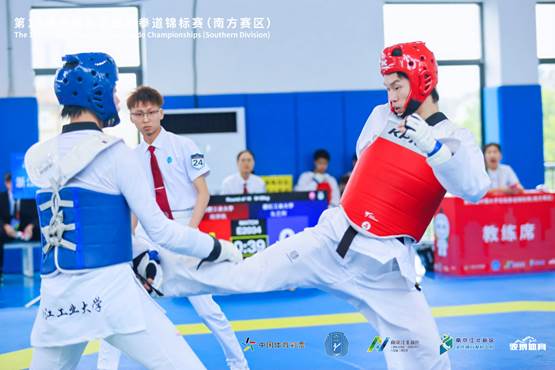 图片包含 人, 男人, 播放器, 球 AI 生成的内容可能不正确。